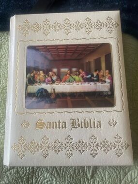 Santa Biblia - Cream Cover Bible with Gold Embossing